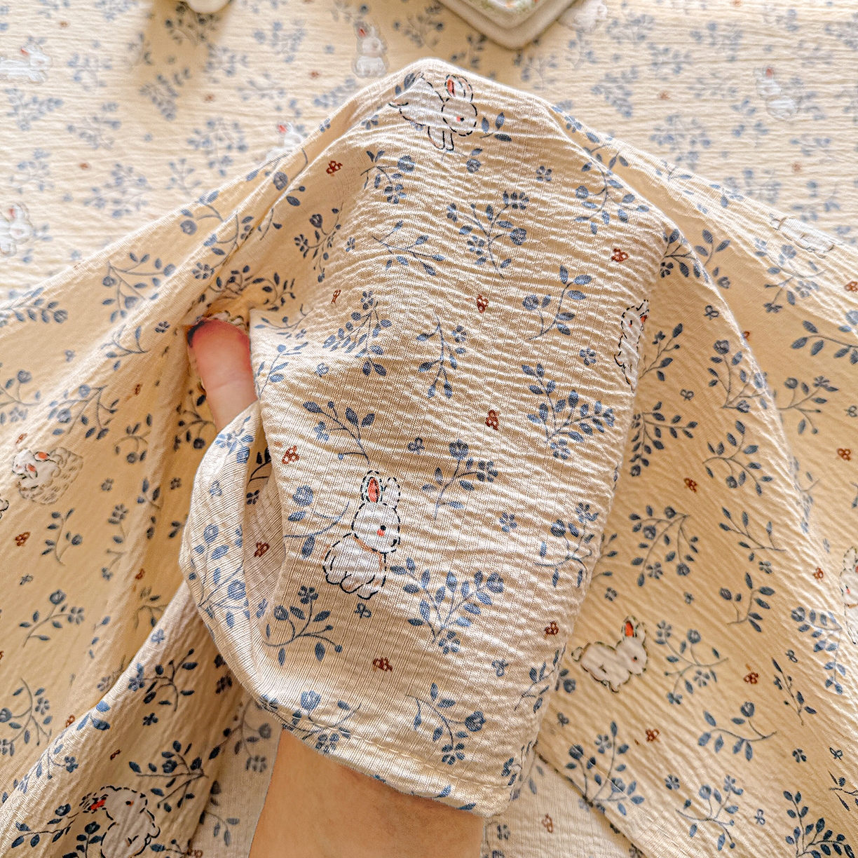 91家纺网 家纺一手货源 找家纺 仟人梦 2026新款云感双层纱印花单床单-叠拍图 花园兔