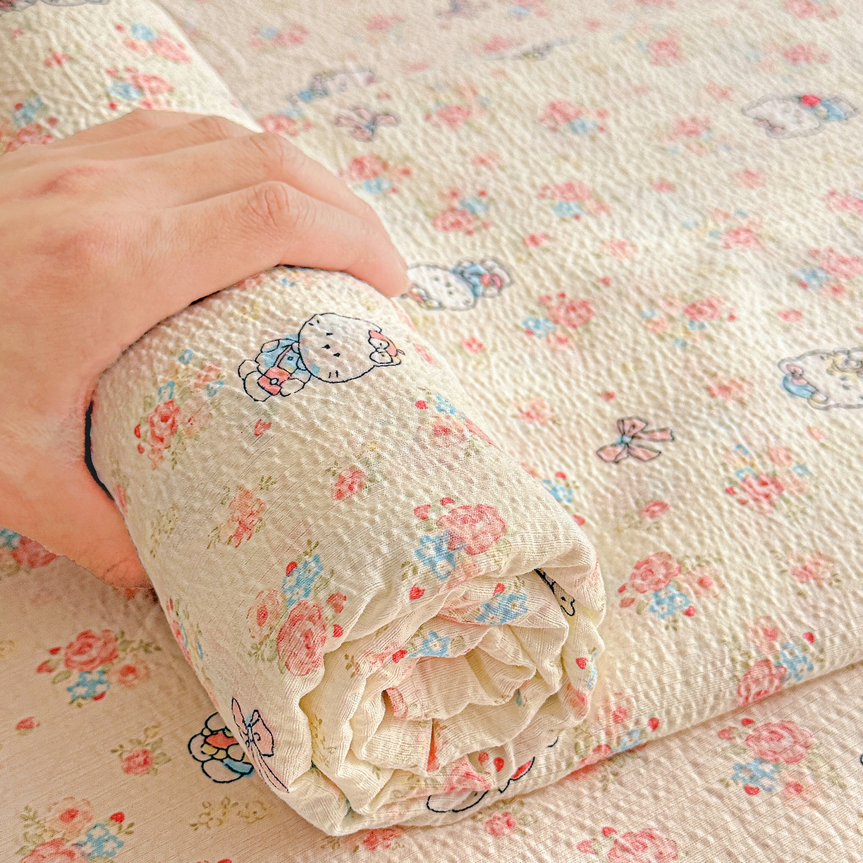 91家纺网 家纺一手货源 找家纺 仟人梦 2026新款云感双层纱印花单床单-叠拍图 凯迪猫