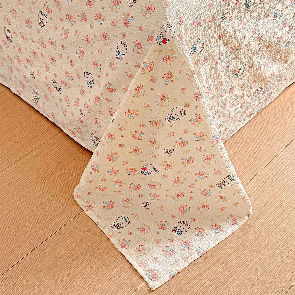 91家纺网 家纺一手货源 找家纺 仟人梦 2026新款云感双层纱印花单床单-叠拍图 凯迪猫