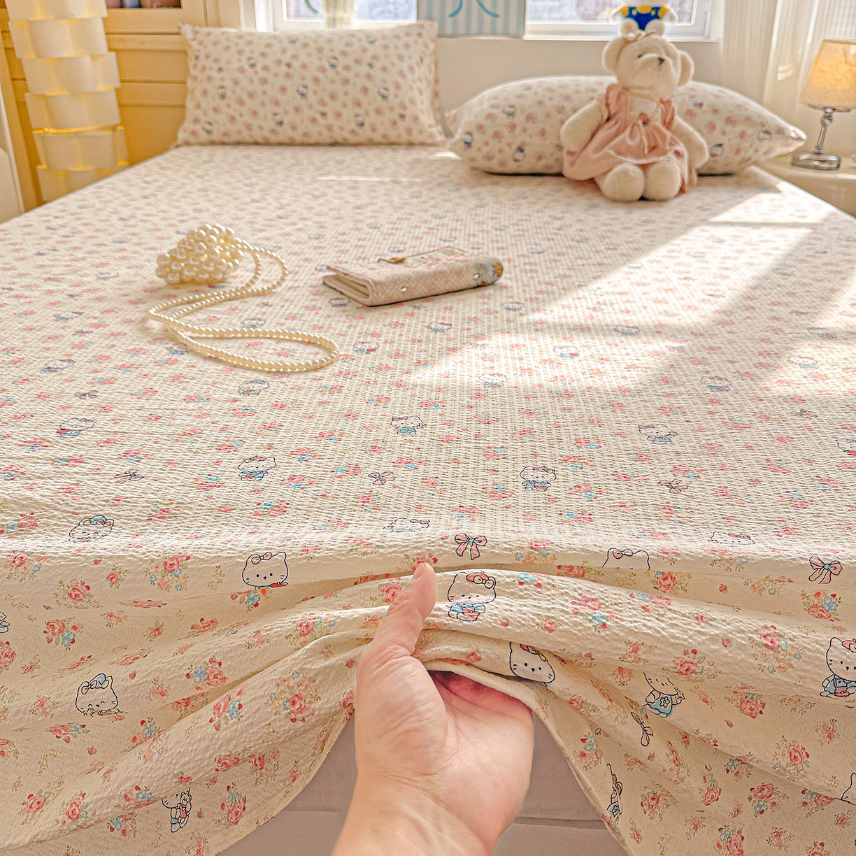 91家纺网 家纺一手货源 找家纺 仟人梦 2026新款云感双层纱印花单床单-叠拍图 凯迪猫