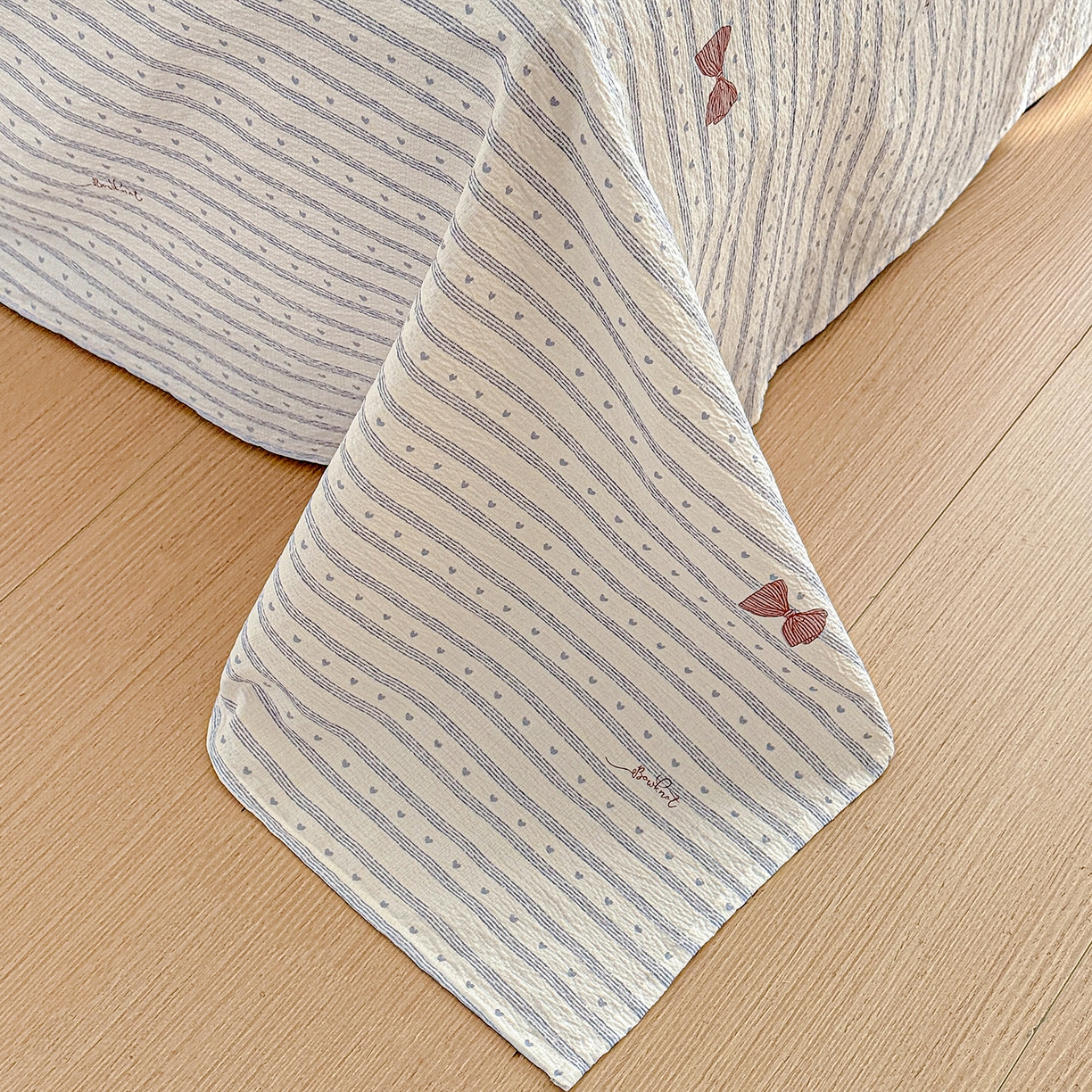 91家纺网 家纺一手货源 找家纺 仟人梦 2026新款云感双层纱印花单床单-叠拍图 清新条纹