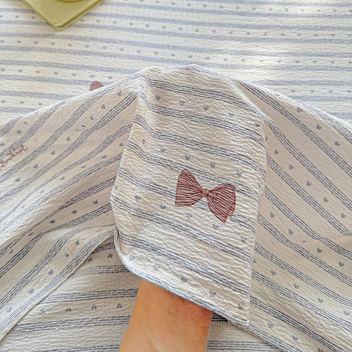 91家纺网 家纺一手货源 找家纺 仟人梦 2026新款云感双层纱印花单床单-叠拍图 清新条纹