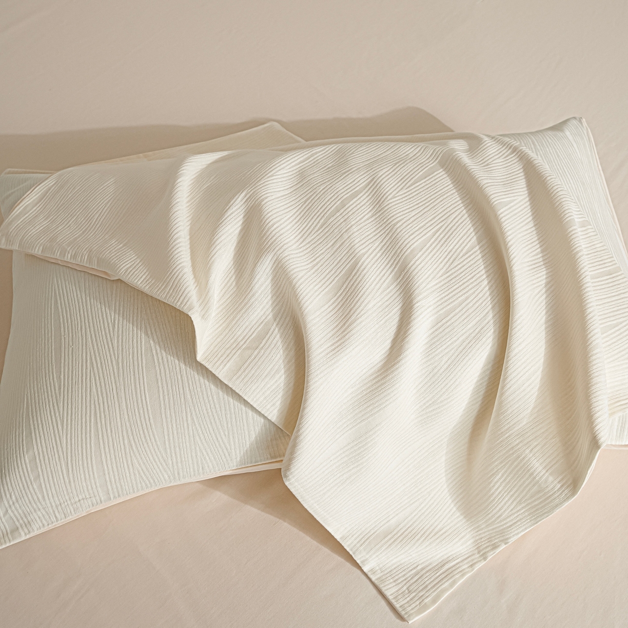 91家纺网 家纺一手货源 找家纺 眠博士 2026春夏新款60s全棉纯棉水洗立体提花四件套 麦浪-奶白