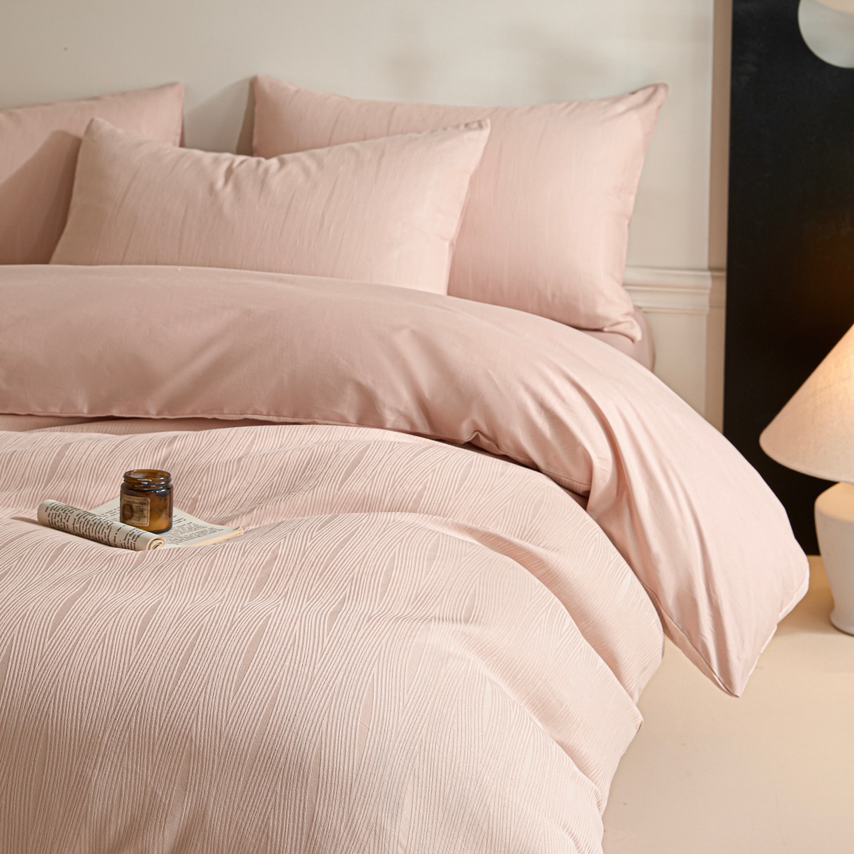 91家纺网 家纺一手货源 找家纺 眠博士 2026春夏新款60s全棉纯棉水洗立体提花四件套 麦浪-柔粉