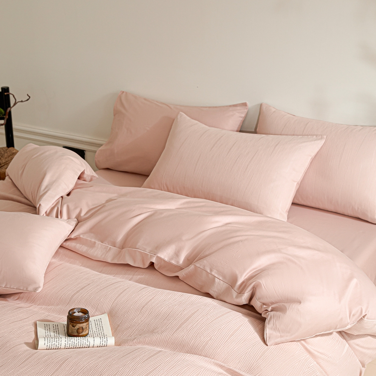 91家纺网 家纺一手货源 找家纺 眠博士 2026春夏新款60s全棉纯棉水洗立体提花四件套 麦浪-柔粉