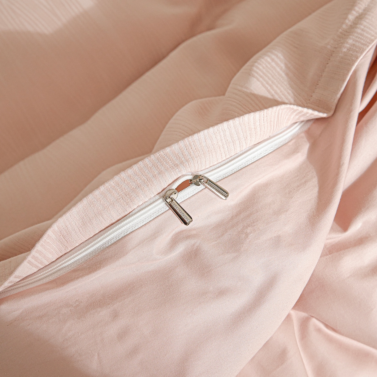 91家纺网 家纺一手货源 找家纺 眠博士 2026春夏新款60s全棉纯棉水洗立体提花四件套 麦浪-柔粉