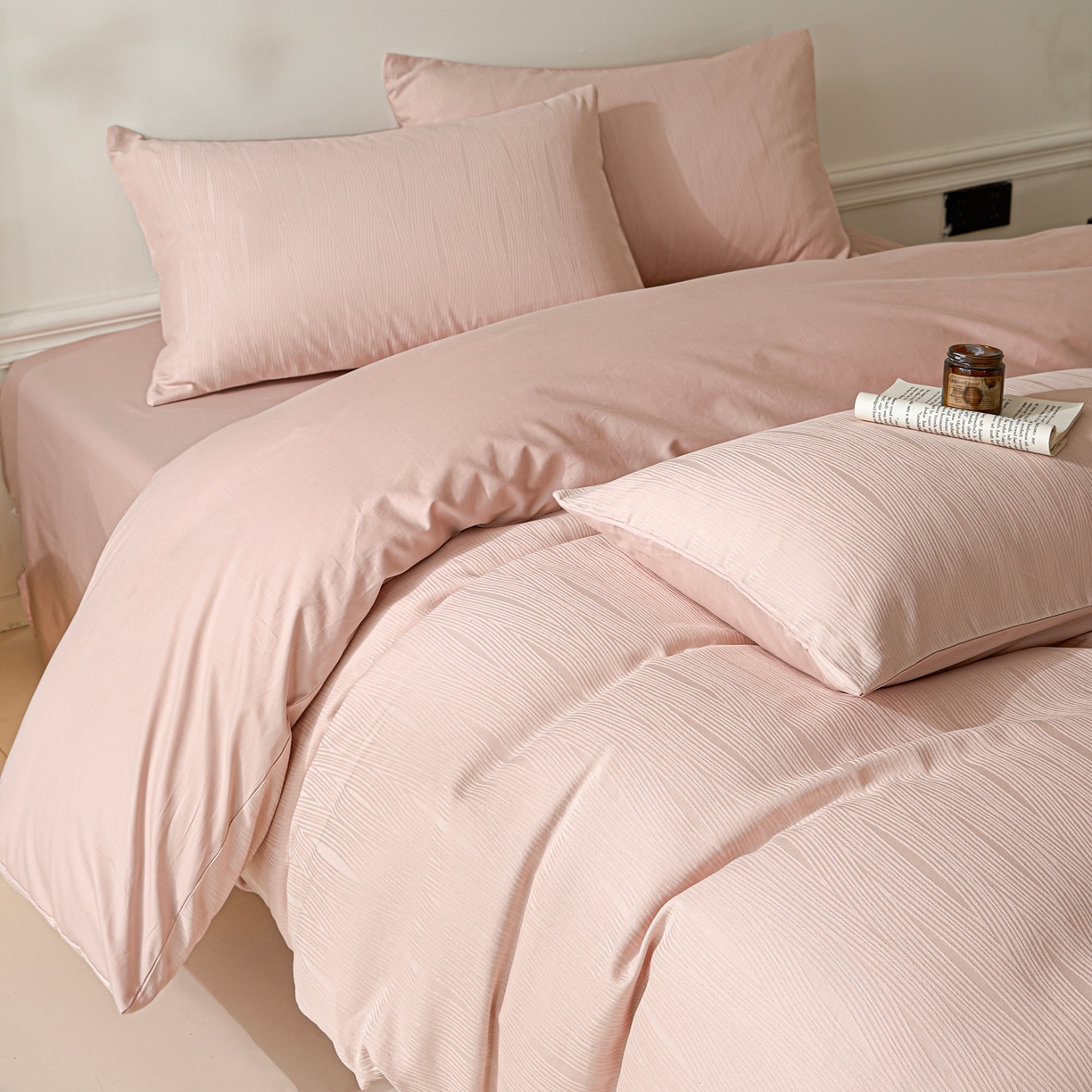 91家纺网 家纺一手货源 找家纺 眠博士 2026春夏新款60s全棉纯棉水洗立体提花四件套 麦浪-柔粉