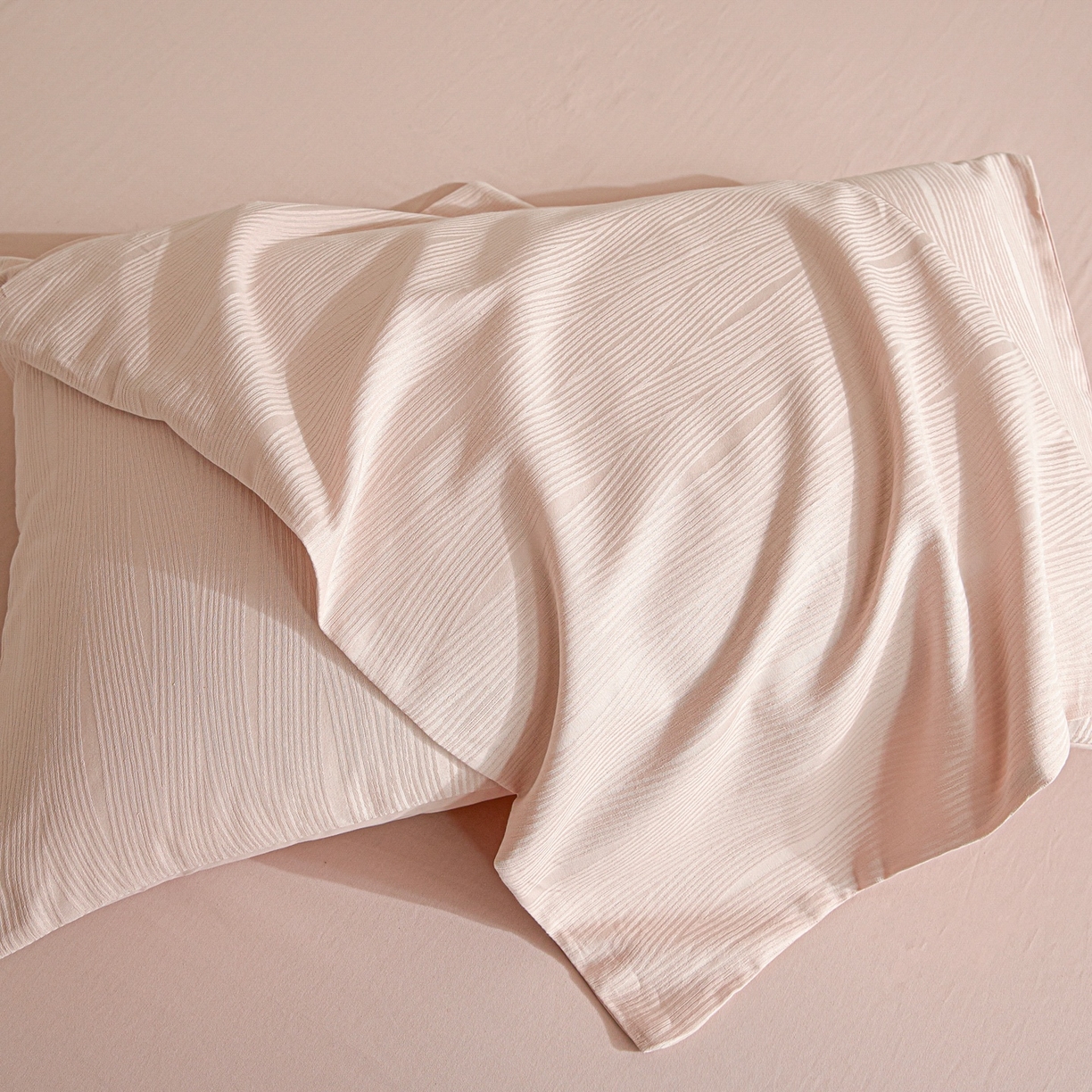 91家纺网 家纺一手货源 找家纺 眠博士 2026春夏新款60s全棉纯棉水洗立体提花四件套 麦浪-柔粉