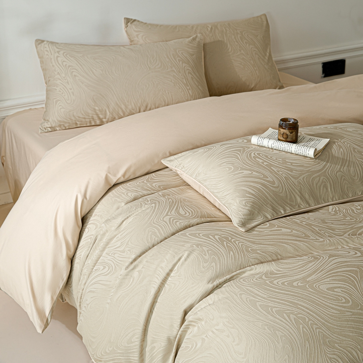 91家纺网 家纺一手货源 找家纺 眠博士 2026春夏新款60s全棉纯棉水洗立体提花四件套 迷境-卡其