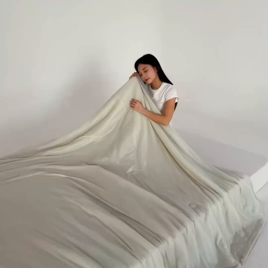 91家纺网 家纺一手货源 找家纺 宇淳国际 2026新款凉感丝夏被被子被芯系列 浅咖+绅士灰