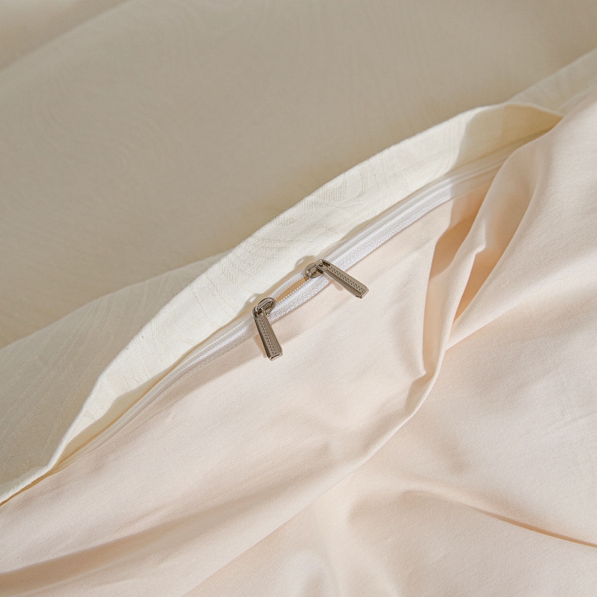 91家纺网 家纺一手货源 找家纺 眠博士 2026春夏新款60s全棉纯棉水洗立体提花四件套 迷境-奶白