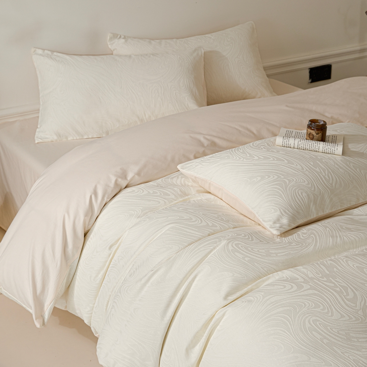 91家纺网 家纺一手货源 找家纺 眠博士 2026春夏新款60s全棉纯棉水洗立体提花四件套 迷境-奶白