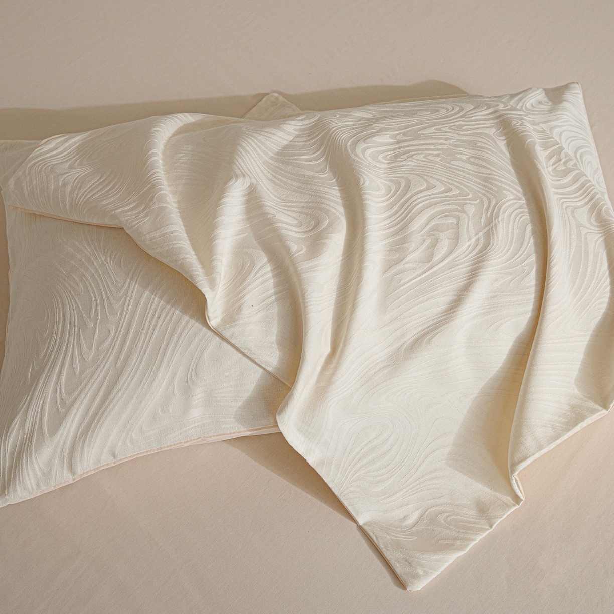 91家纺网 家纺一手货源 找家纺 眠博士 2026春夏新款60s全棉纯棉水洗立体提花四件套 迷境-奶白