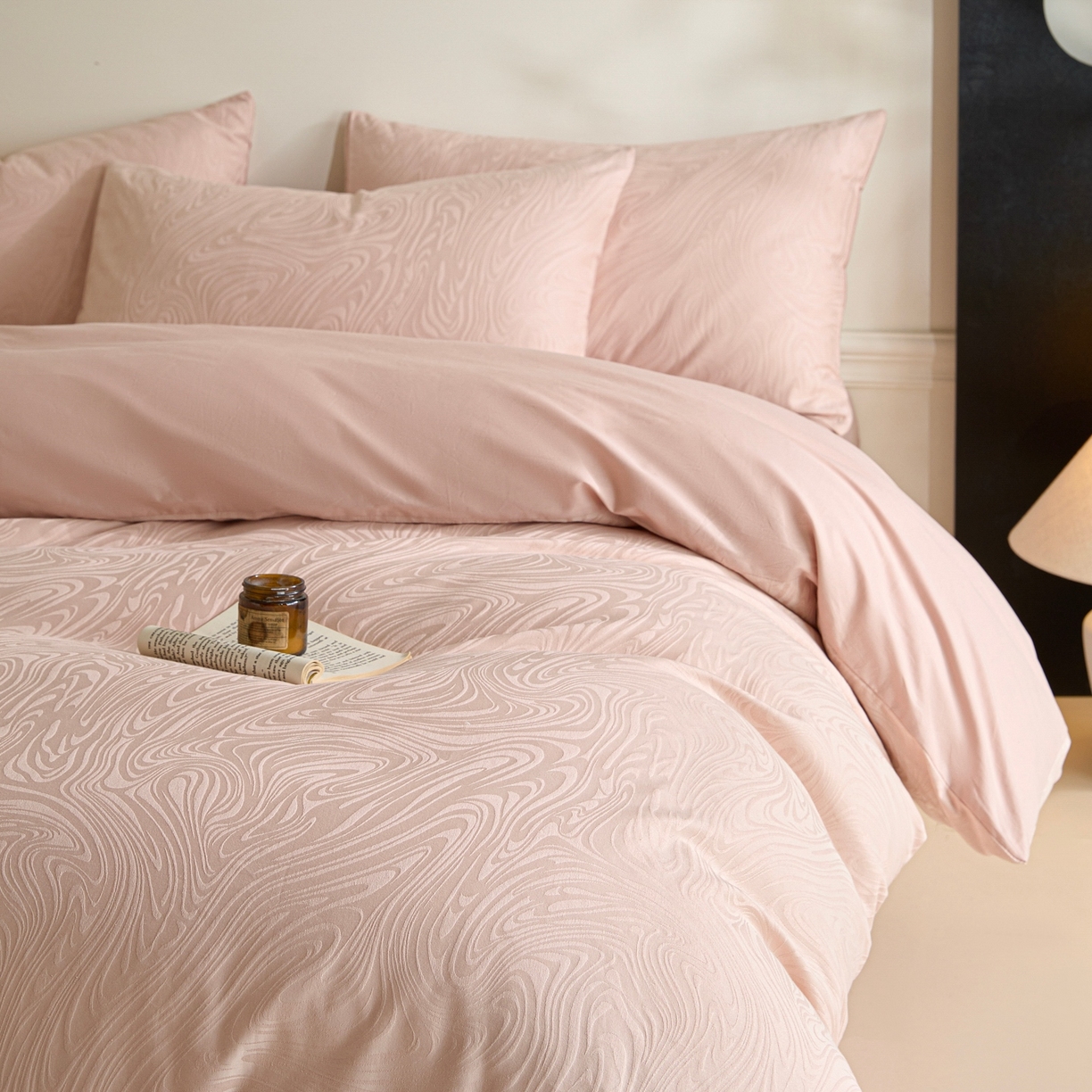 91家纺网 家纺一手货源 找家纺 眠博士 2026春夏新款60s全棉纯棉水洗立体提花四件套 迷境-柔粉