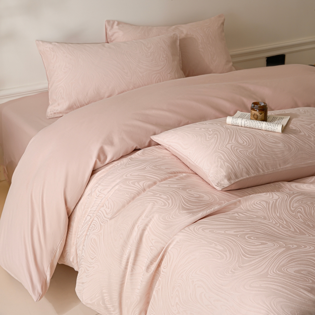 91家纺网 家纺一手货源 找家纺 眠博士 2026春夏新款60s全棉纯棉水洗立体提花四件套 迷境-柔粉