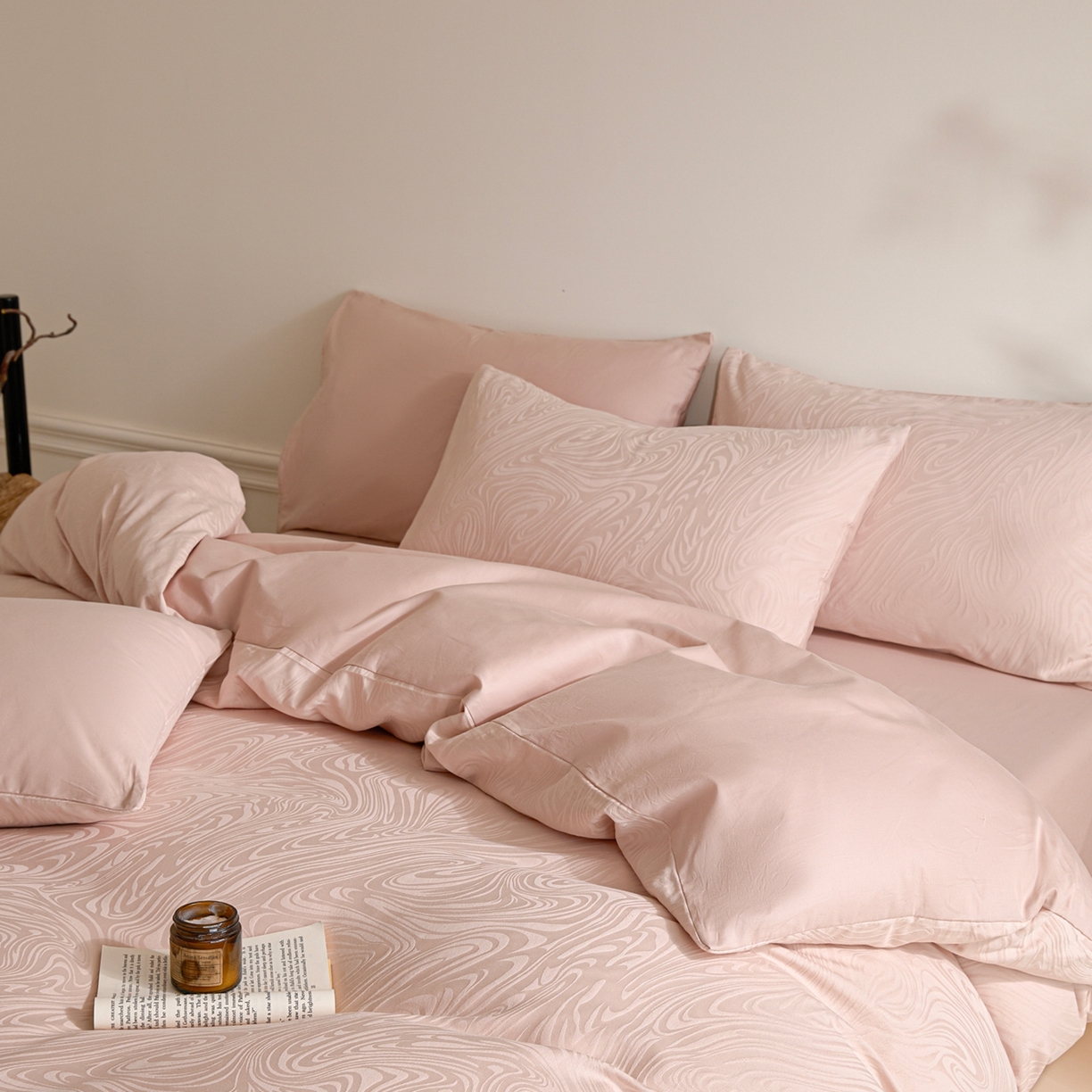 91家纺网 家纺一手货源 找家纺 眠博士 2026春夏新款60s全棉纯棉水洗立体提花四件套 迷境-柔粉