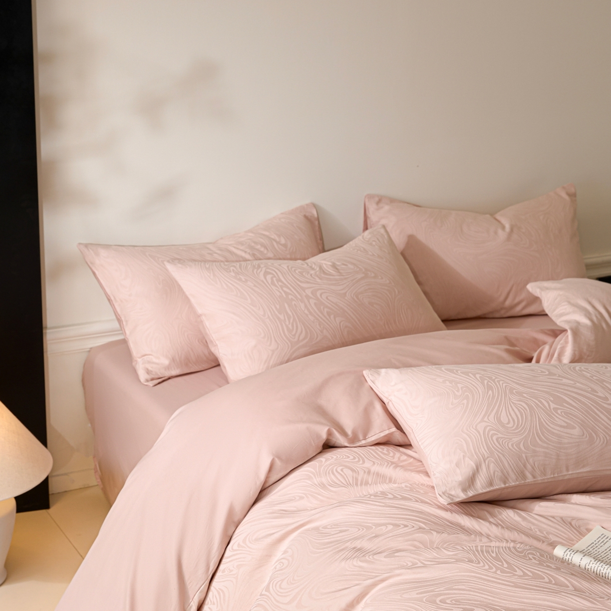 91家纺网 家纺一手货源 找家纺 眠博士 2026春夏新款60s全棉纯棉水洗立体提花四件套 迷境-柔粉