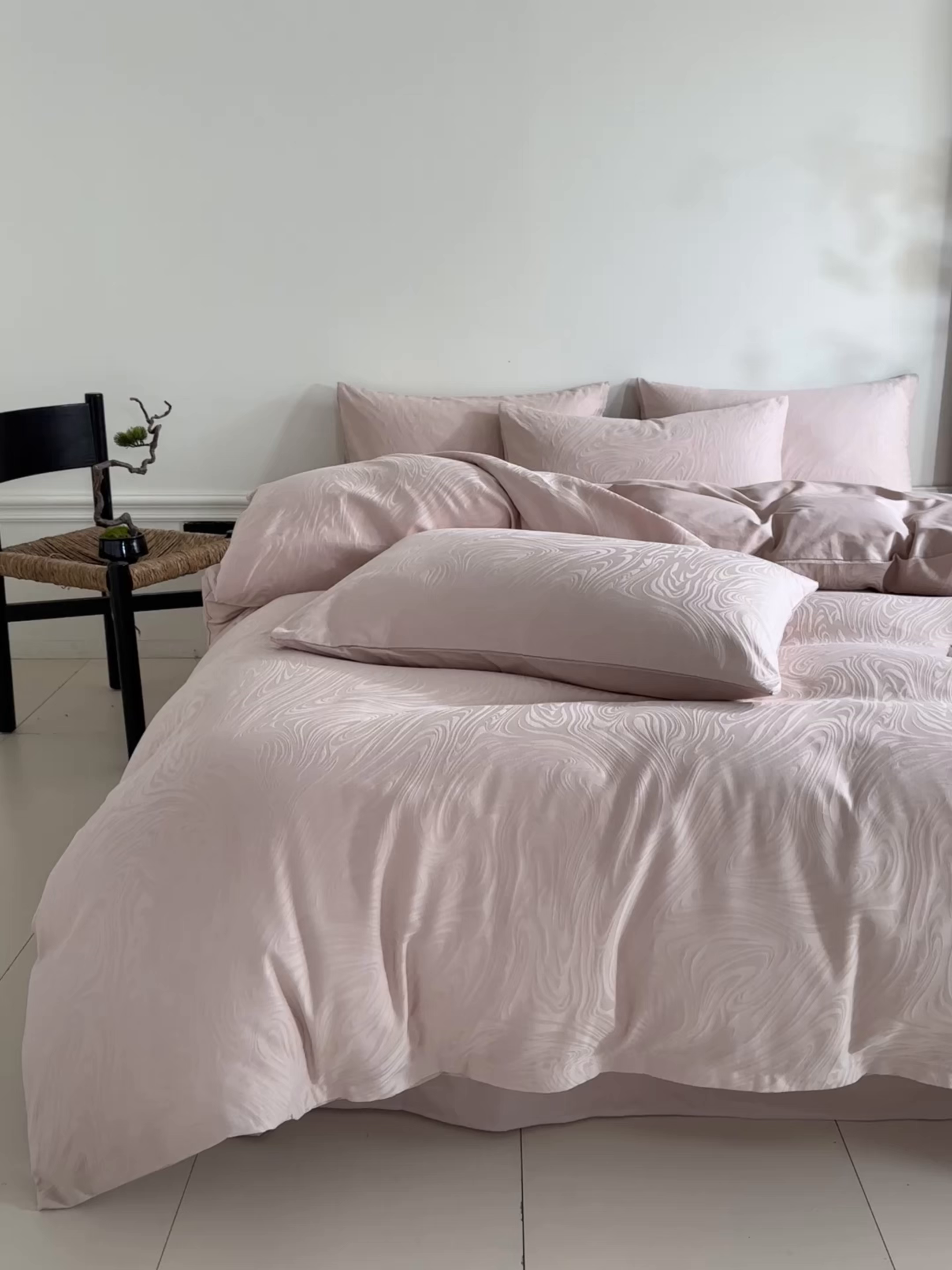 91家纺网 家纺一手货源 找家纺 眠博士 2026春夏新款60s全棉纯棉水洗立体提花四件套 迷境-柔粉