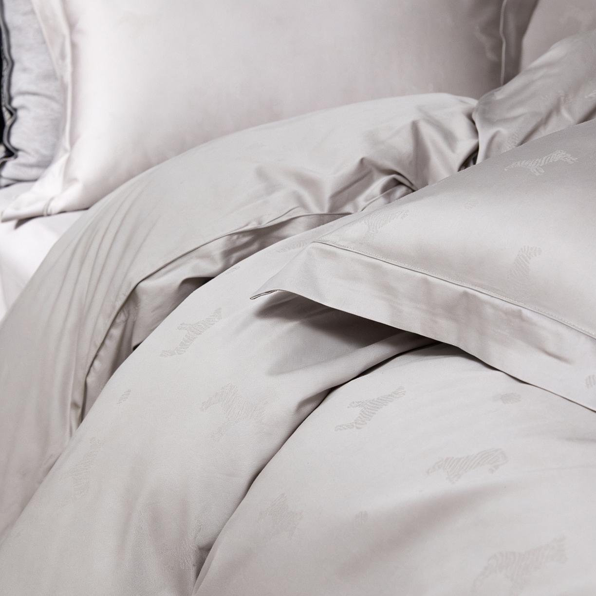 91家纺网 家纺一手货源 找家纺 淳绵 2026新款全棉提花四件套 马到成功 月光灰