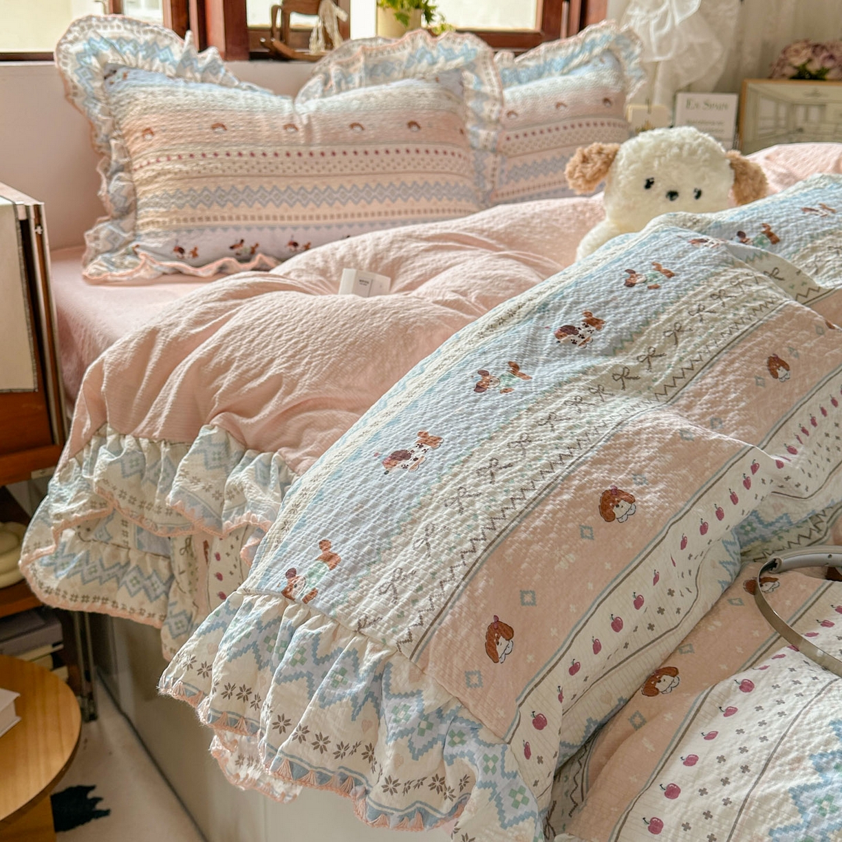 91家纺网 家纺一手货源 找家纺 梵克保罗 2026新款泡芙棉三角针被壳绣花边四件套 甜莓熊眠