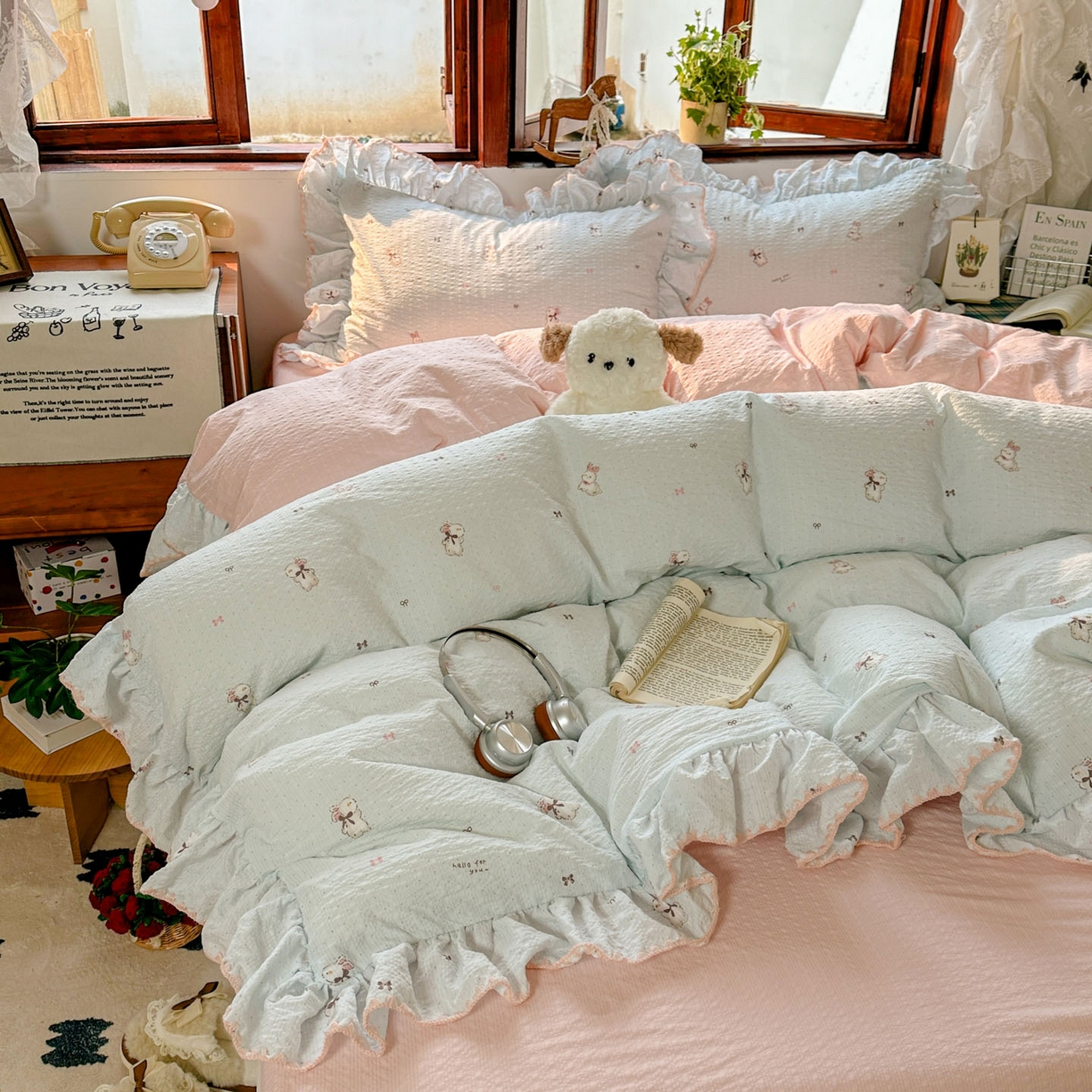 91家纺网 家纺一手货源 找家纺 梵克保罗 2026新款泡芙棉三角针被壳绣花边四件套 粉蓝兔语