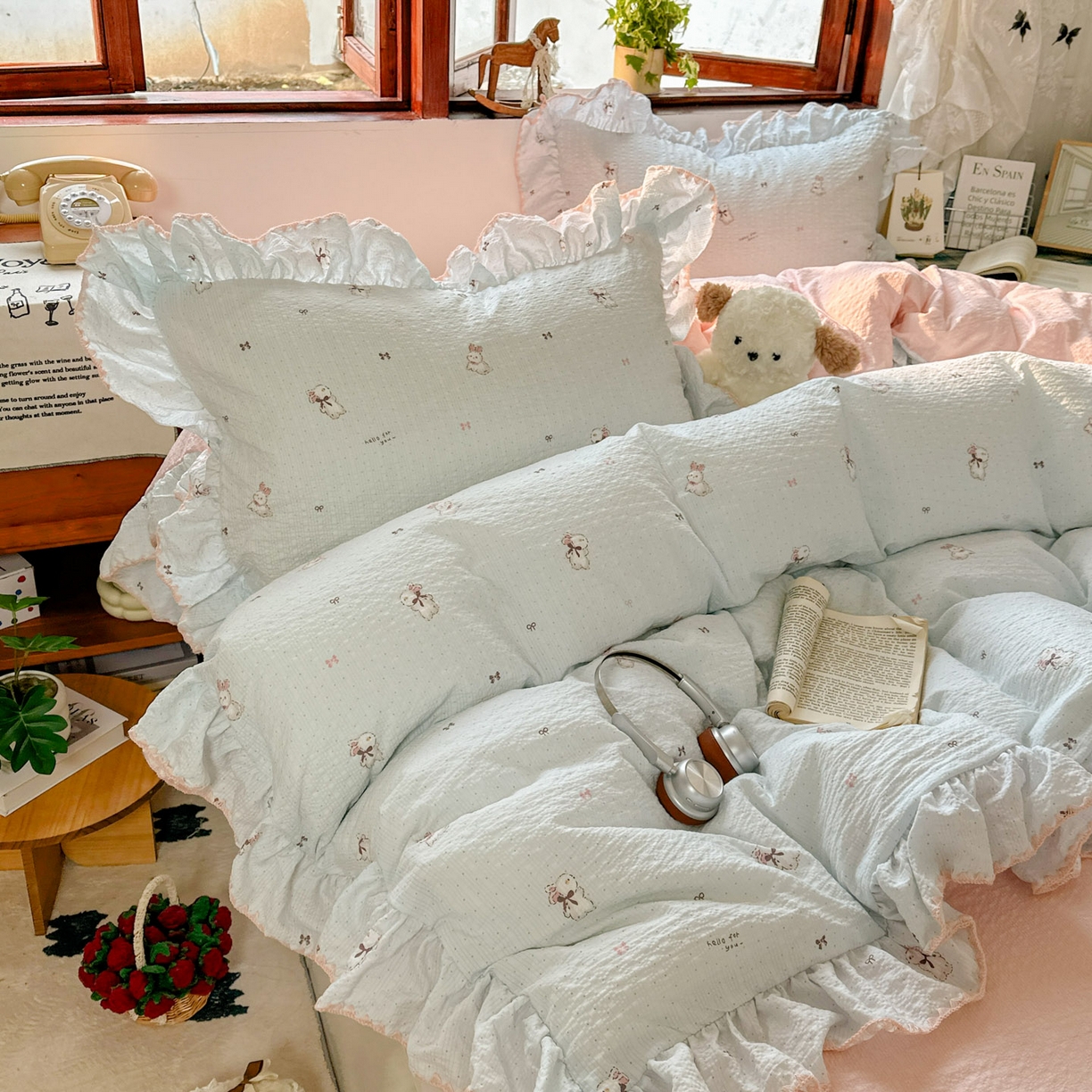 91家纺网 家纺一手货源 找家纺 梵克保罗 2026新款泡芙棉三角针被壳绣花边四件套 粉蓝兔语