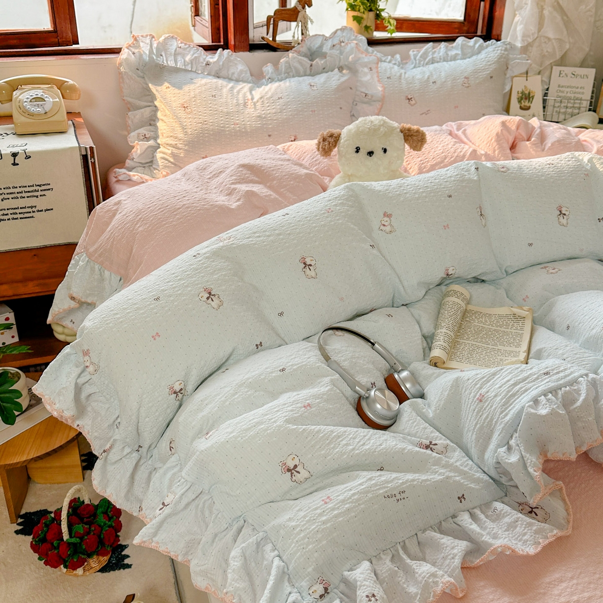 91家纺网 家纺一手货源 找家纺 梵克保罗 2026新款泡芙棉三角针被壳绣花边四件套 粉蓝兔语