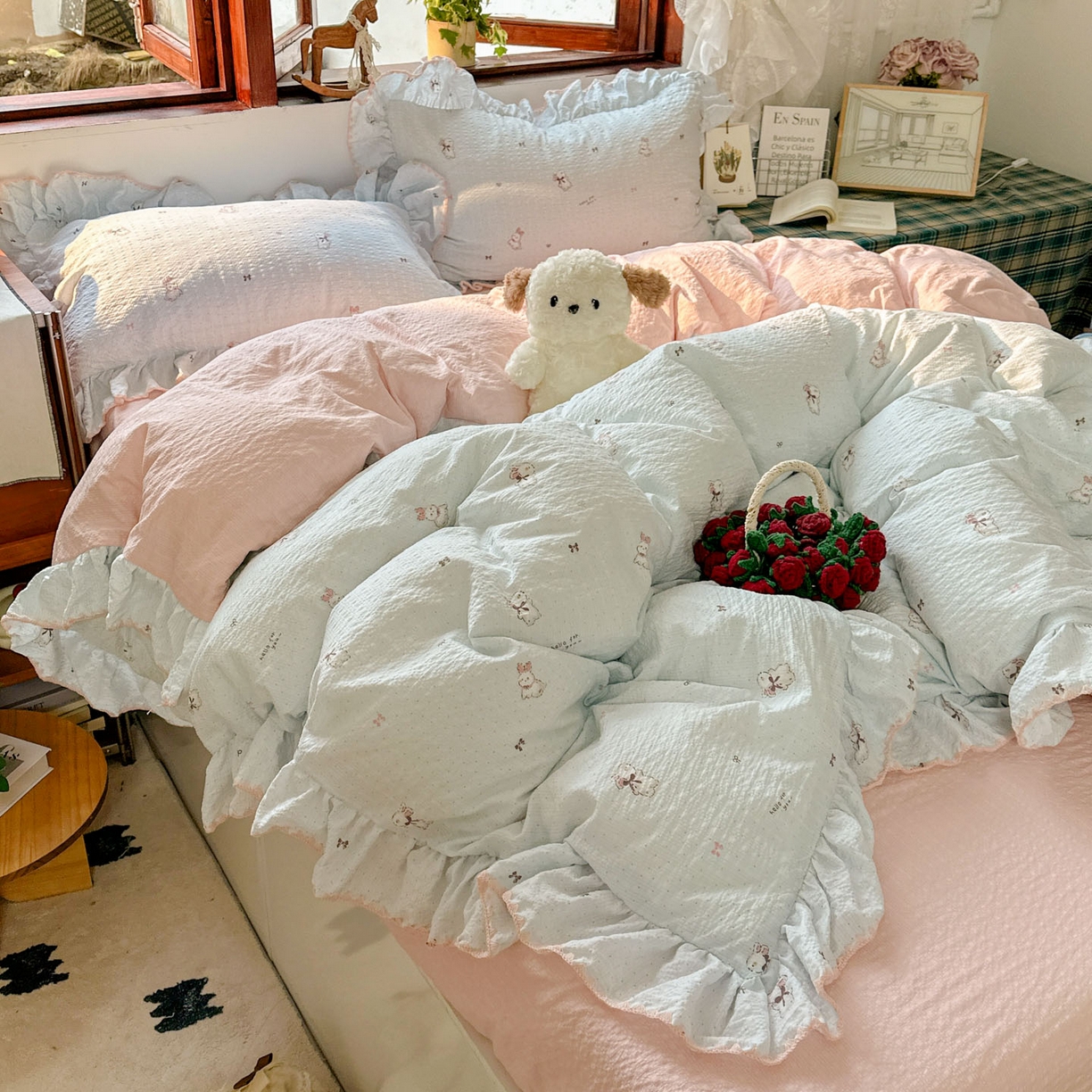 91家纺网 家纺一手货源 找家纺 梵克保罗 2026新款泡芙棉三角针被壳绣花边四件套 粉蓝兔语