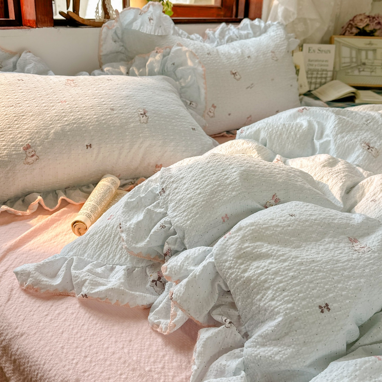 91家纺网 家纺一手货源 找家纺 梵克保罗 2026新款泡芙棉三角针被壳绣花边四件套 粉蓝兔语