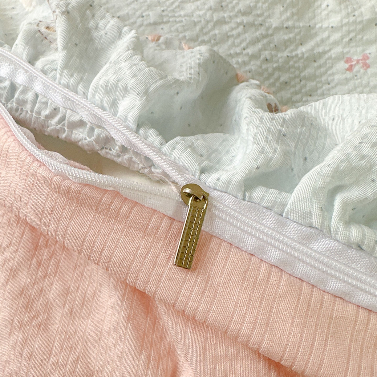 91家纺网 家纺一手货源 找家纺 梵克保罗 2026新款泡芙棉三角针被壳绣花边四件套 粉蓝兔语