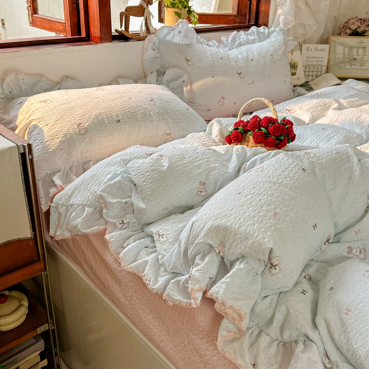 91家纺网 家纺一手货源 找家纺 梵克保罗 2026新款泡芙棉三角针被壳绣花边四件套 粉蓝兔语