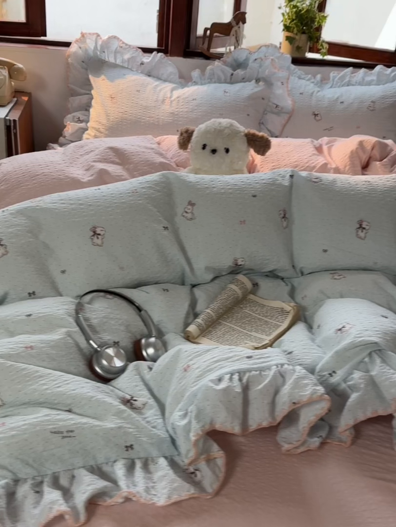 91家纺网 家纺一手货源 找家纺 梵克保罗 2026新款泡芙棉三角针被壳绣花边四件套 粉蓝兔语