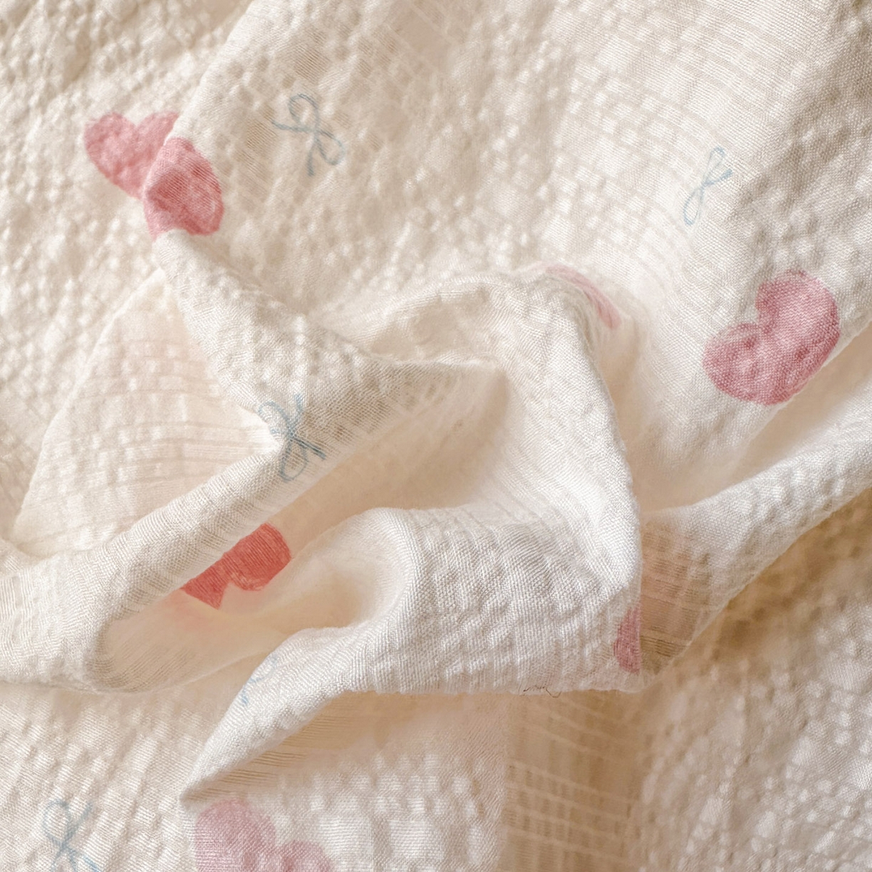 91家纺网 家纺一手货源 找家纺 梵克保罗 2026新款泡芙棉三角针被壳绣花边四件套 粉心蝶语