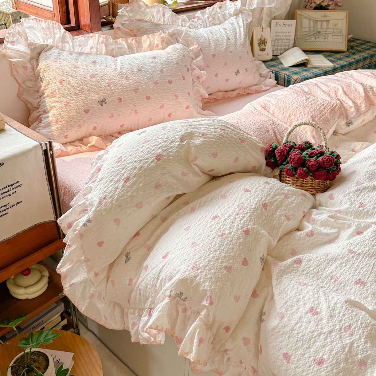 91家纺网 家纺一手货源 找家纺 梵克保罗 2026新款泡芙棉三角针被壳绣花边四件套 粉心蝶语