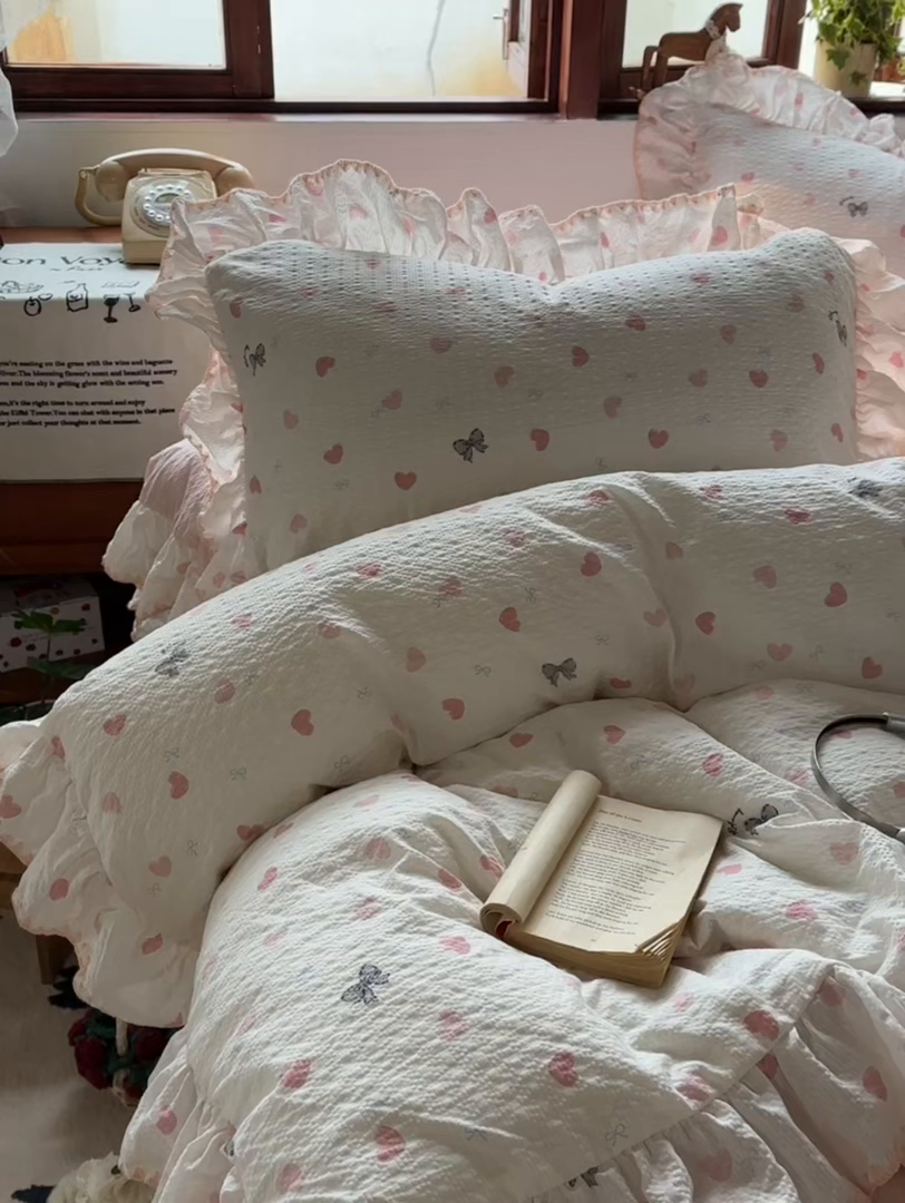 91家纺网 家纺一手货源 找家纺 梵克保罗 2026新款泡芙棉三角针被壳绣花边四件套 粉心蝶语