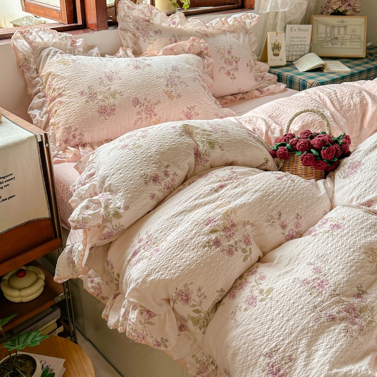 91家纺网 家纺一手货源 找家纺 梵克保罗 2026新款泡芙棉三角针被壳绣花边四件套 花染绯梦