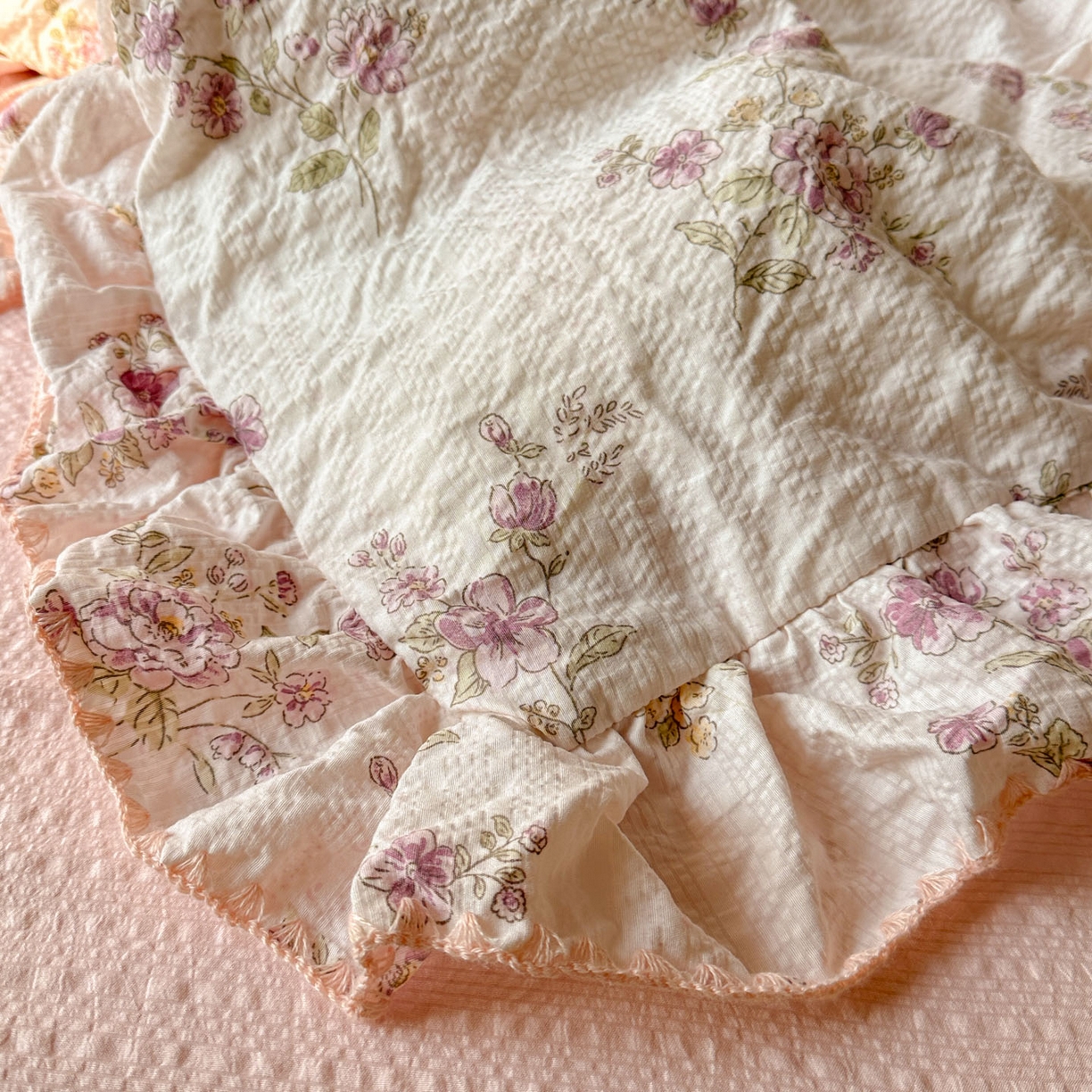 91家纺网 家纺一手货源 找家纺 梵克保罗 2026新款泡芙棉三角针被壳绣花边四件套 花染绯梦