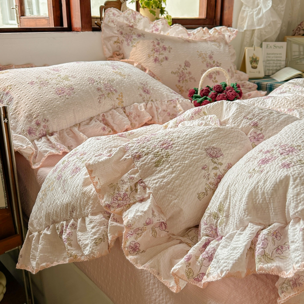 91家纺网 家纺一手货源 找家纺 梵克保罗 2026新款泡芙棉三角针被壳绣花边四件套 花染绯梦