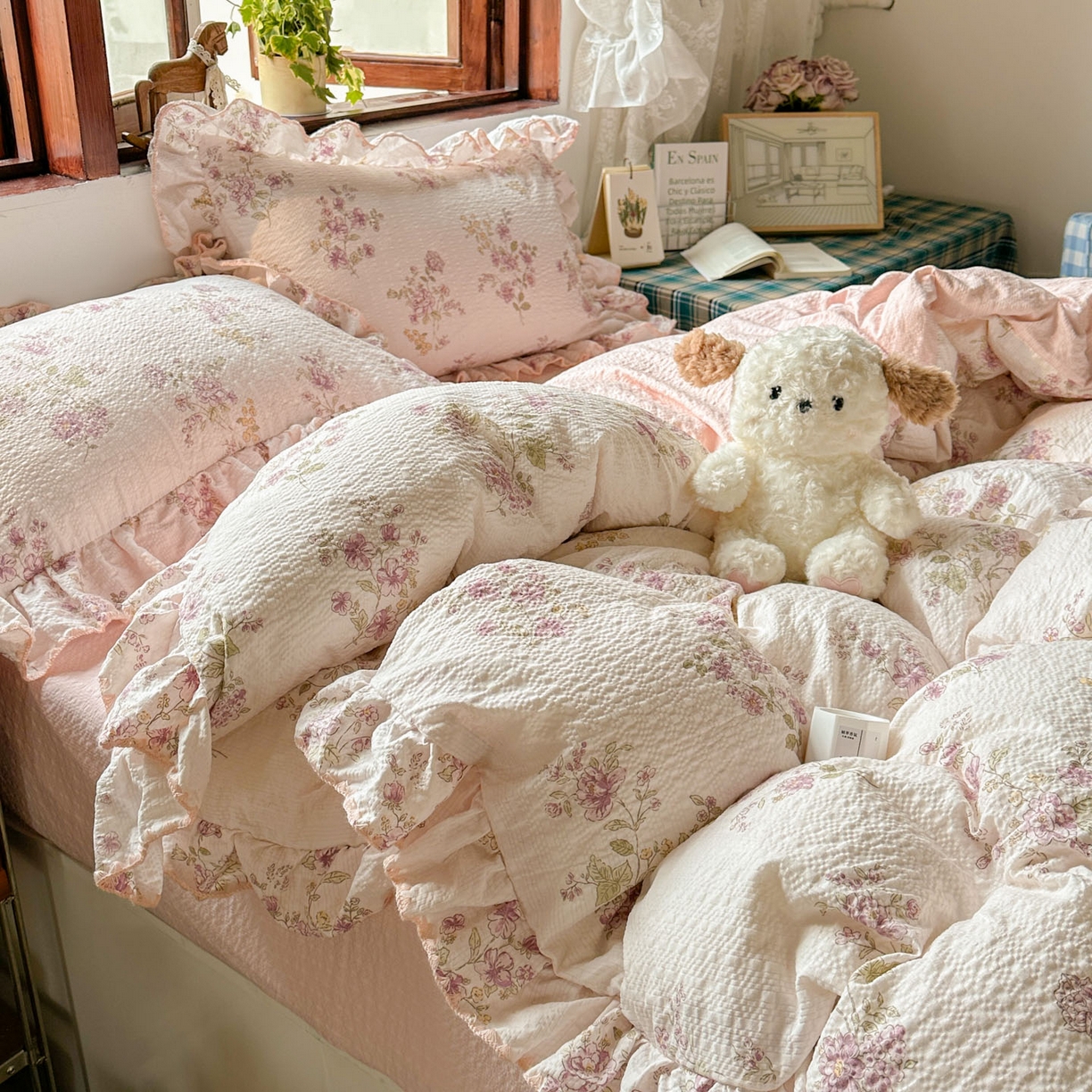 91家纺网 家纺一手货源 找家纺 梵克保罗 2026新款泡芙棉三角针被壳绣花边四件套 花染绯梦