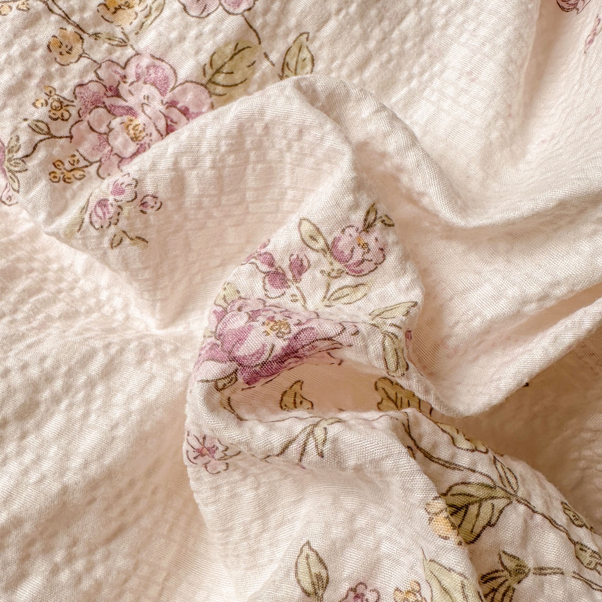 91家纺网 家纺一手货源 找家纺 梵克保罗 2026新款泡芙棉三角针被壳绣花边四件套 花染绯梦