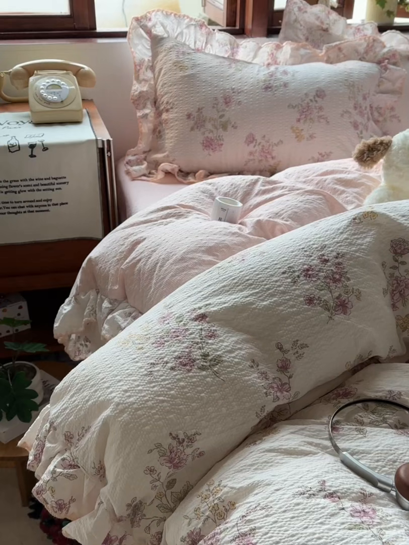 91家纺网 家纺一手货源 找家纺 梵克保罗 2026新款泡芙棉三角针被壳绣花边四件套 花染绯梦