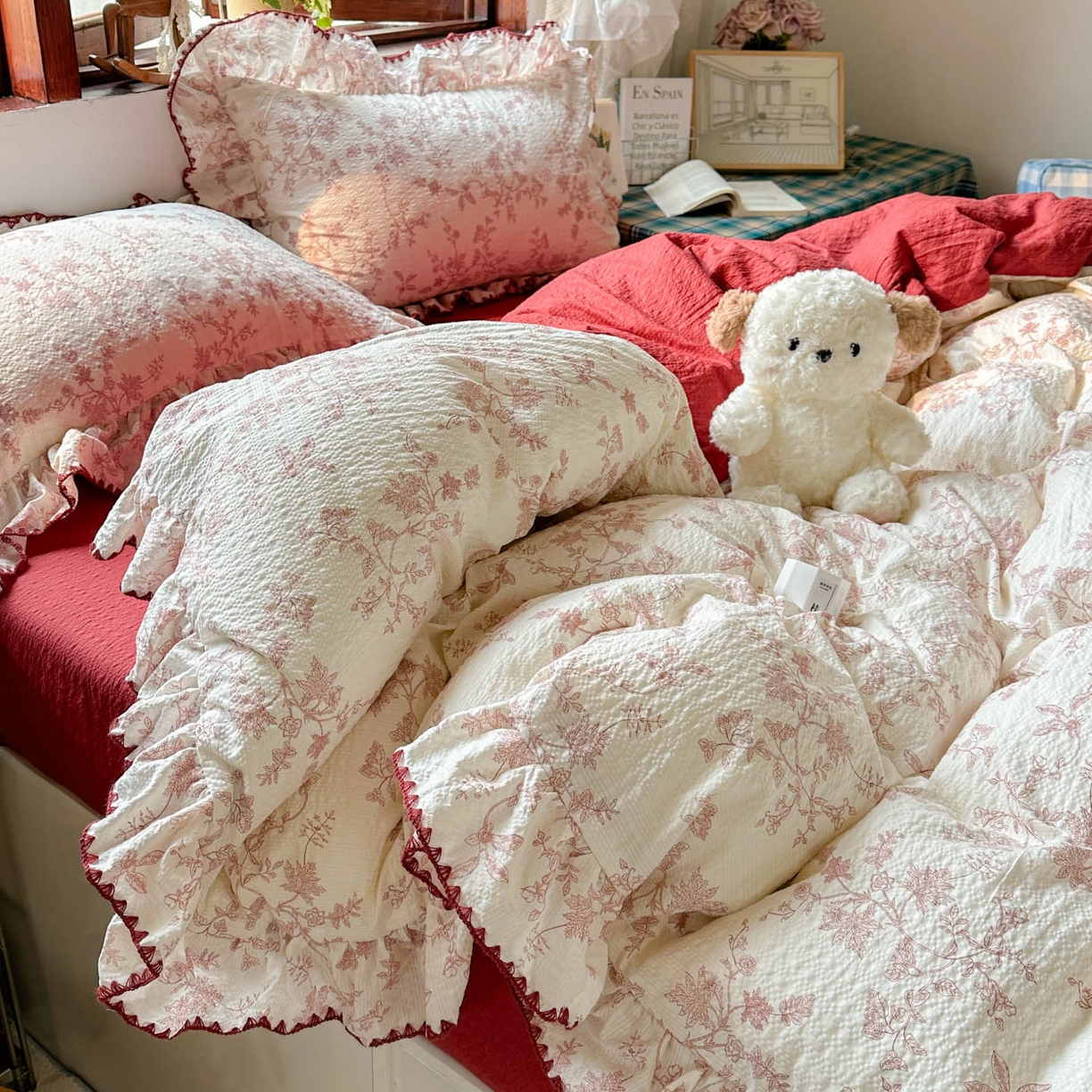 91家纺网 家纺一手货源 找家纺 梵克保罗 2026新款泡芙棉三角针被壳绣花边四件套 花野绯梦