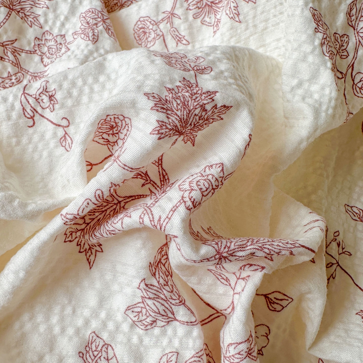 91家纺网 家纺一手货源 找家纺 梵克保罗 2026新款泡芙棉三角针被壳绣花边四件套 花野绯梦