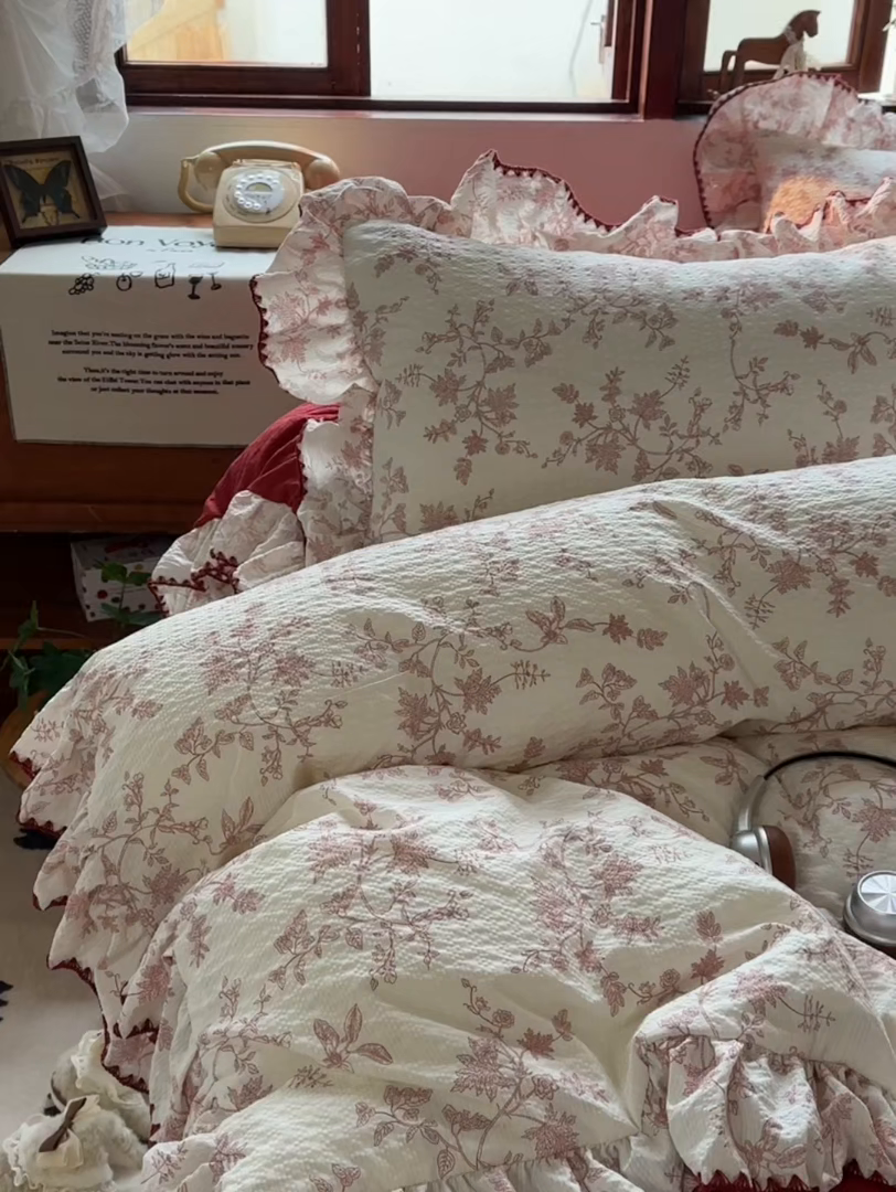 91家纺网 家纺一手货源 找家纺 梵克保罗 2026新款泡芙棉三角针被壳绣花边四件套 花野绯梦