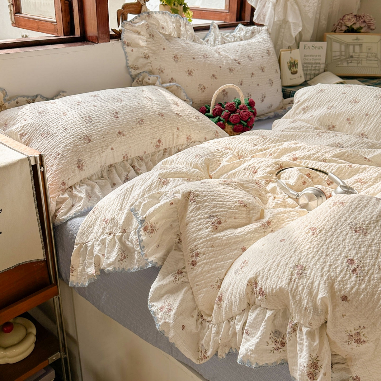 91家纺网 家纺一手货源 找家纺 梵克保罗 2026新款泡芙棉三角针被壳绣花边四件套 蓝雾花影