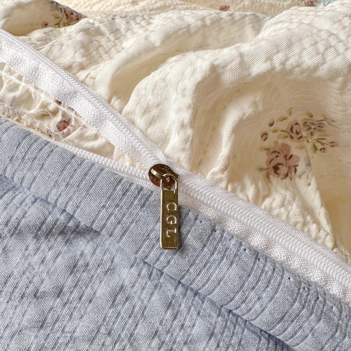 91家纺网 家纺一手货源 找家纺 梵克保罗 2026新款泡芙棉三角针被壳绣花边四件套 蓝雾花影