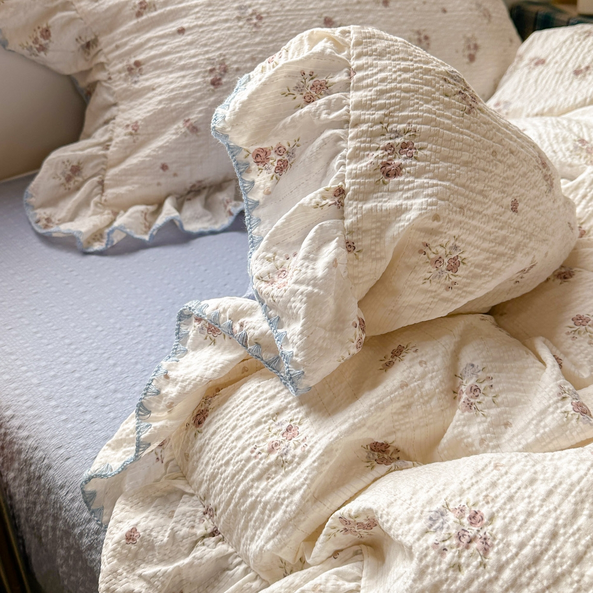 91家纺网 家纺一手货源 找家纺 梵克保罗 2026新款泡芙棉三角针被壳绣花边四件套 蓝雾花影