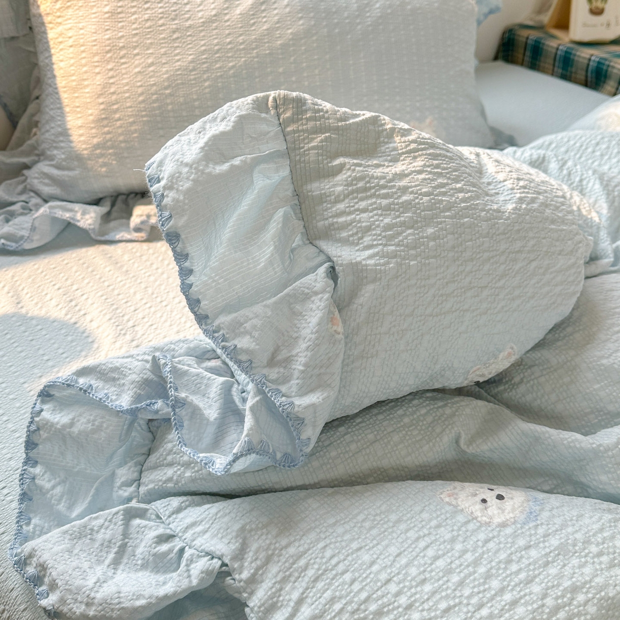 91家纺网 家纺一手货源 找家纺 梵克保罗 2026新款泡芙棉三角针被壳绣花边四件套 蓝雾浅眠