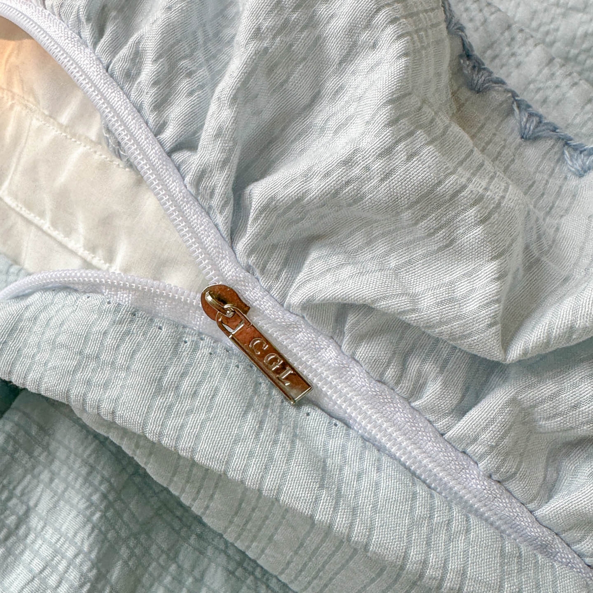 91家纺网 家纺一手货源 找家纺 梵克保罗 2026新款泡芙棉三角针被壳绣花边四件套 蓝雾浅眠