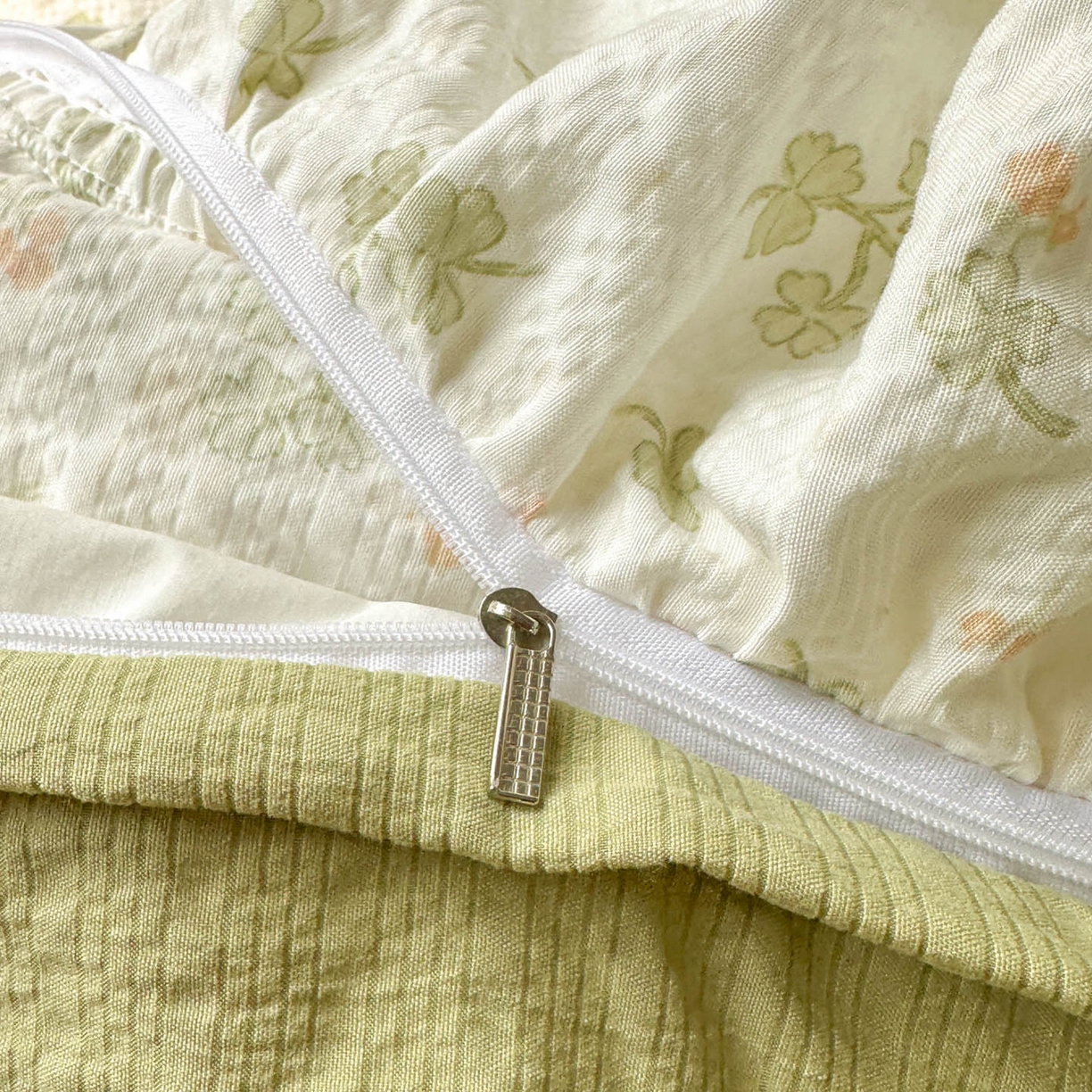 91家纺网 家纺一手货源 找家纺 梵克保罗 2026新款泡芙棉三角针被壳绣花边四件套 绿野寻踪